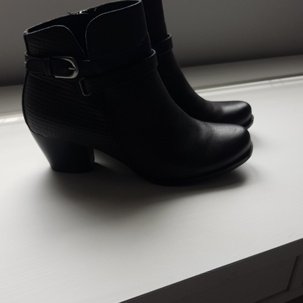 Boots - Picture 7 of 8